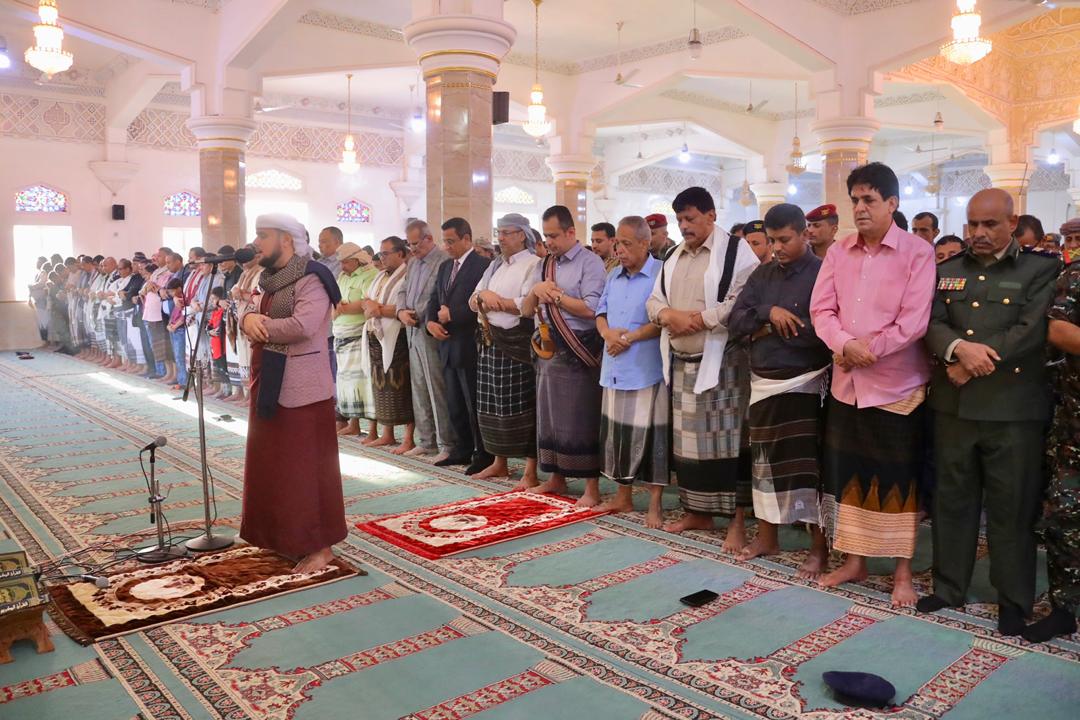 رئيس الوزراء يودي صلاة عيدالفطر في عدن