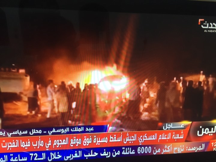 صور انفجار صاروخي بمعسكر الاستقبال بمحافظة مأرب