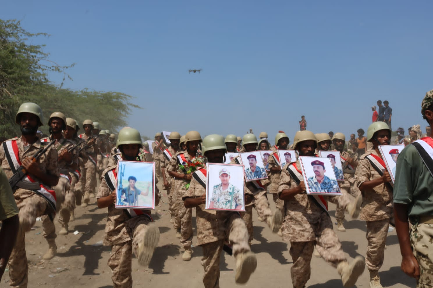 في موكب جنائزي مهيب.. تشييع العميد حسين عبدالمغني وكوكبة من شهداء الجمهورية في الساحل الغربي