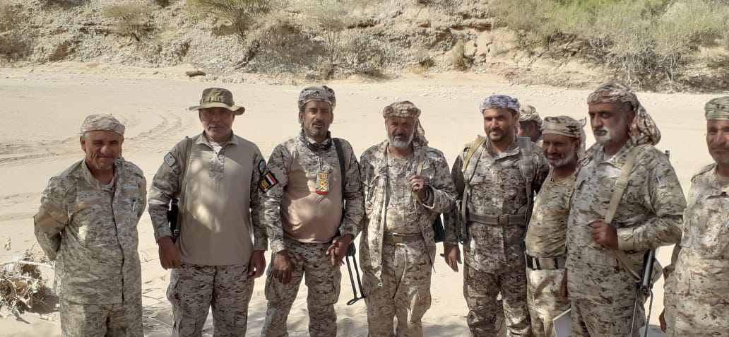 صور| رئيس هيئة الأركان يزور جبهات القتال في نهم ويجتمع بقيادة المنطقة العسكرية السابعة