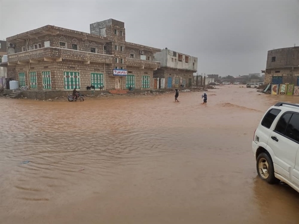 المنخفض المداري يبدأ بضرب سقطرى والارصاد يتوقع امتداده إلى أربع محافظات يمنية